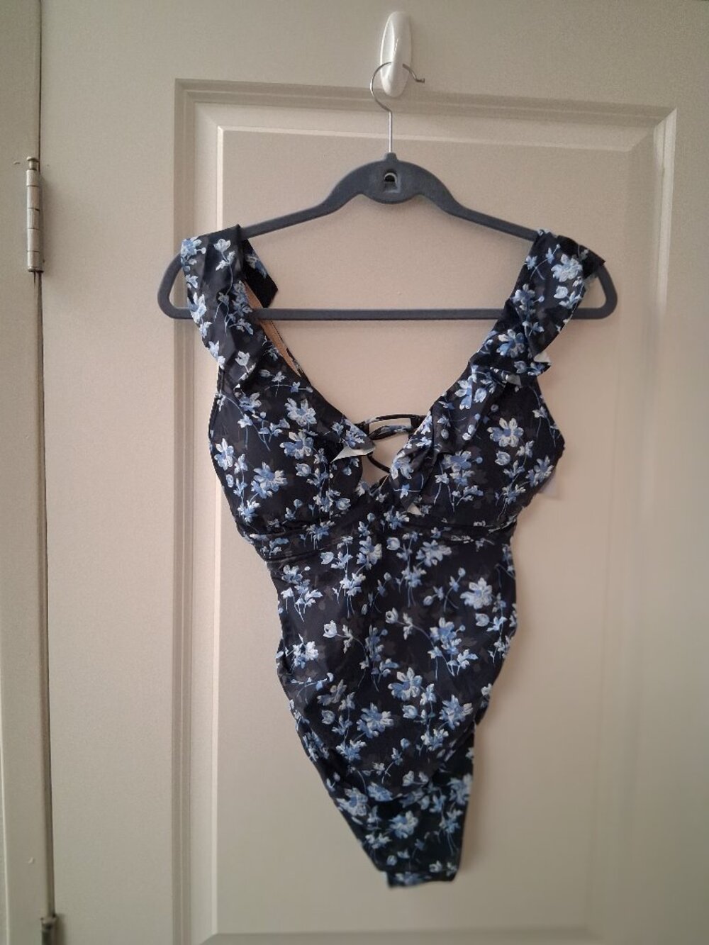 A Pea in the Pod Maternity Ruffle Blue Floral One Piece Swimsuit SZ S NWT